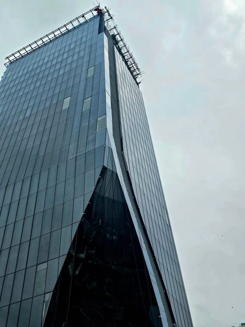 Vertical side elevation of Meezan Tower Islamabad, Blue Area, Islamabad. LEED Gold certified commercial tower. Photo: Meezan Bank Limited / Najmi Bilgrami Collaborative.