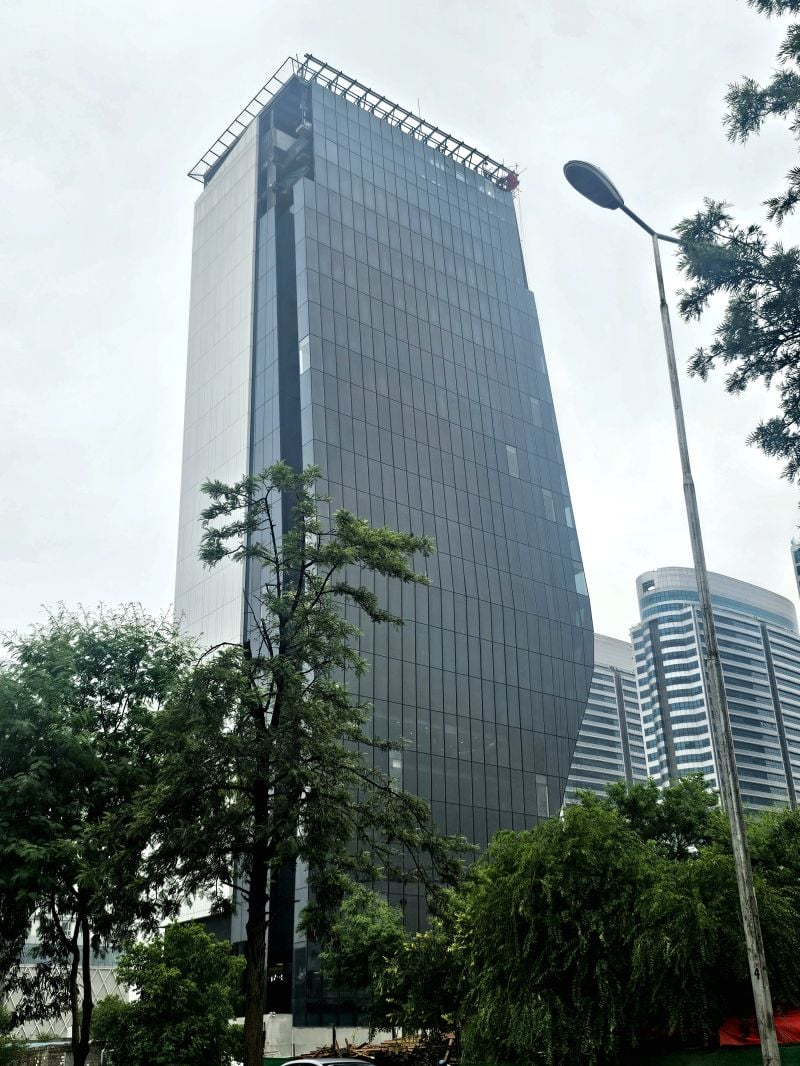 Street-level view of Meezan Tower Islamabad, Blue Area, Islamabad. LEED Gold certified commercial tower. Photo: Meezan Bank Limited / Najmi Bilgrami Collaborative.